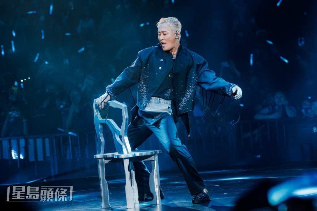 林峯與椅子共舞的表演片段早已在網絡上爆紅。 林峯與椅子共舞的表演片段早已在網絡上爆紅。
