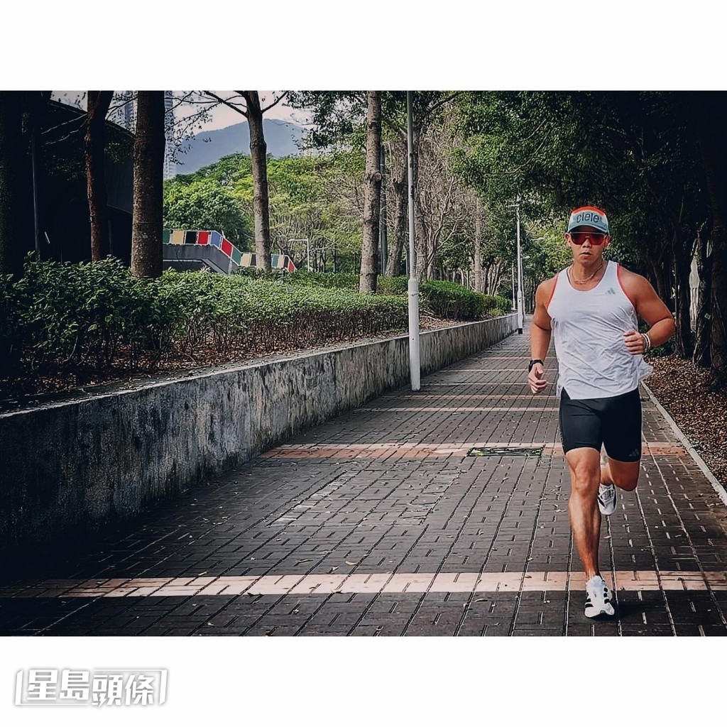 林子善闲时爱跑步。