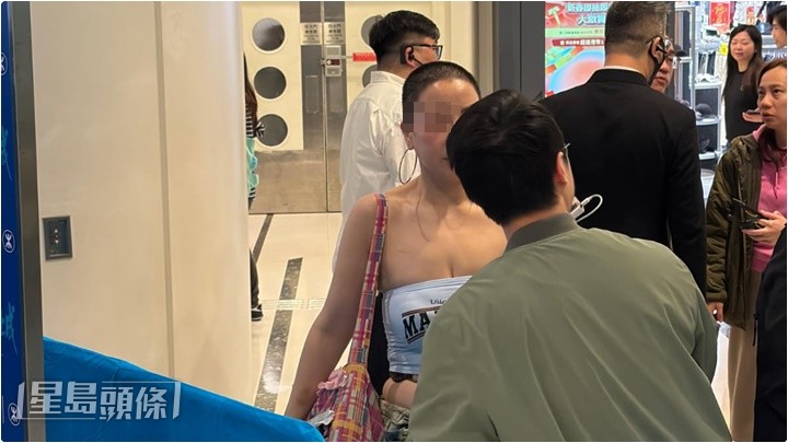 擲水樽的粉紅衫女子在活動開始前已被保安請離場。 擲水樽的粉紅衫女子在活動開始前已被保安請離場。