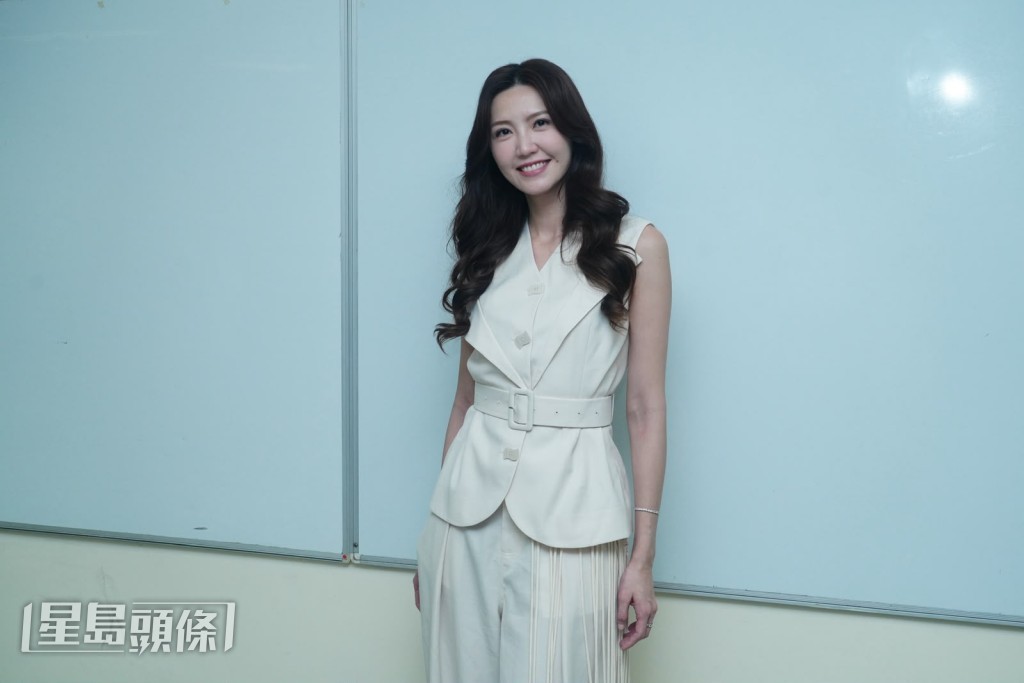 吳若希封口避談誰人唱主題曲。