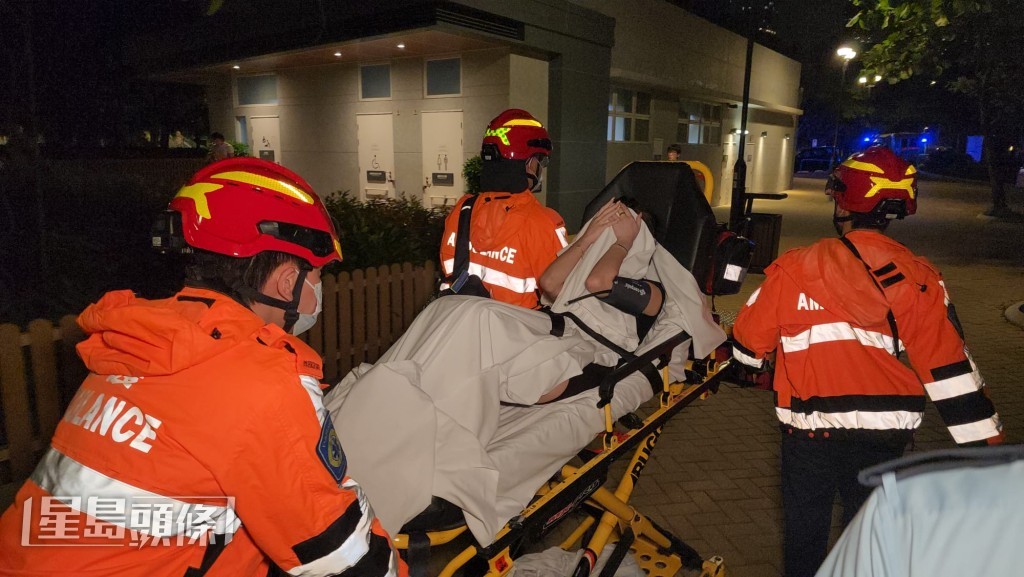 女事主被救起，清醒由救護車送院治理。黎志偉攝