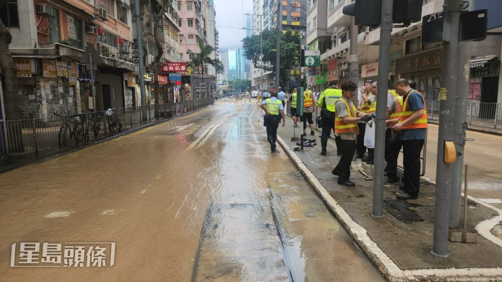 灣仔道與天樂里交界一條直徑10吋食水管突然爆裂,大量食水夾雜泥沙湧出路面。黎志偉攝 灣仔道與天樂里交界一條直徑10吋食水管突然爆裂,大量食水夾雜泥沙湧出路面。黎志偉攝