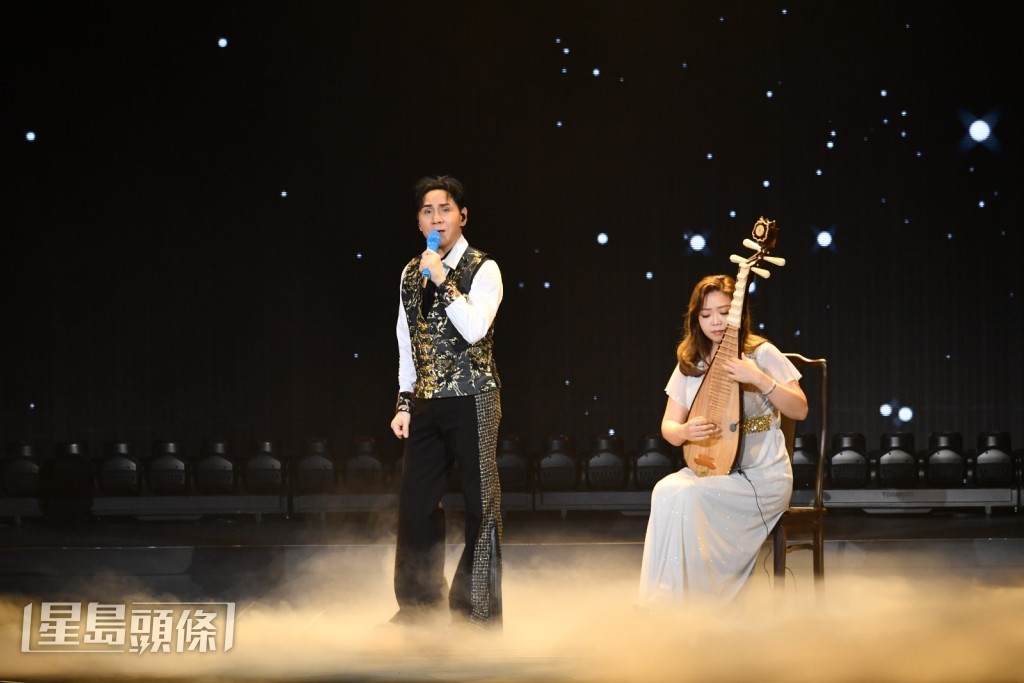 黃凱芹更請來琵琶高手伴奏。