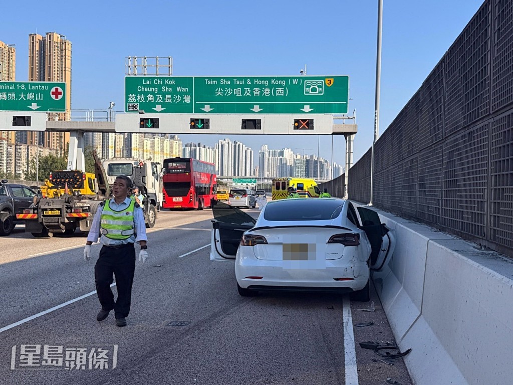 青葵公路發生交通事故。黃文威攝