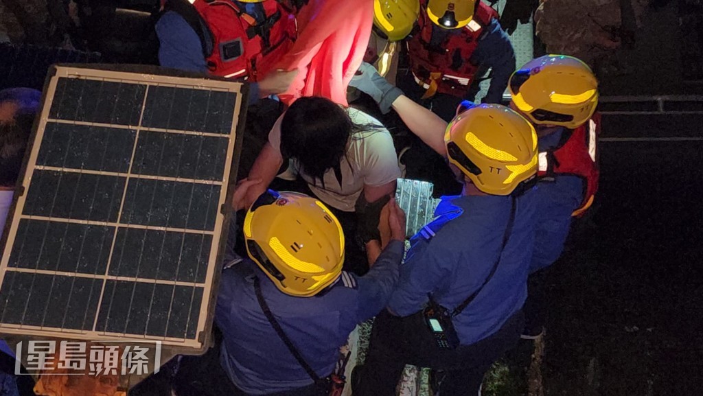 涉事少女年約17歲,獲救時神志清醒,且表現合作並無反抗。黎志偉攝 涉事少女年約17歲,獲救時神志清醒,且表現合作並無反抗。黎志偉攝