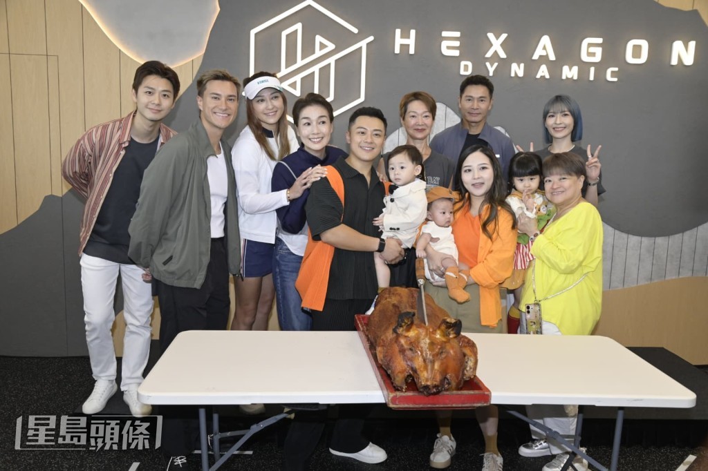一班圈中好友郭晉安（安仔）、譚玉瑛、江美儀、朱敏瀚、李君姸、李思雅及身兼教練的焦浩軒等到觀塘恭賀，並即場進行開幕切燒豬儀式。