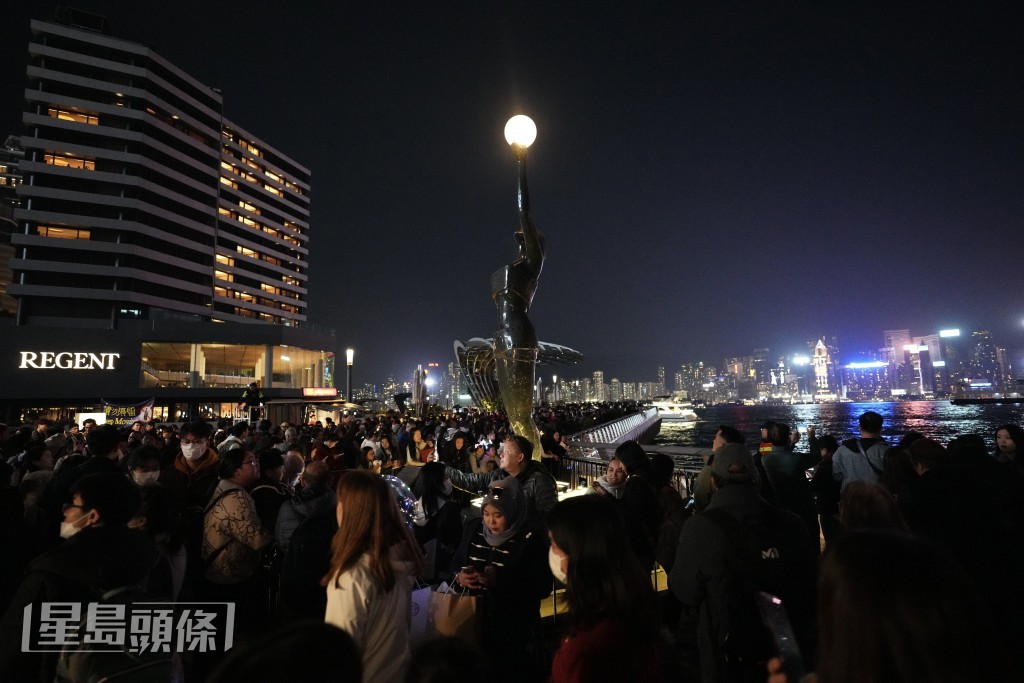 尖沙咀海傍大批市民等候维港水上烟火。