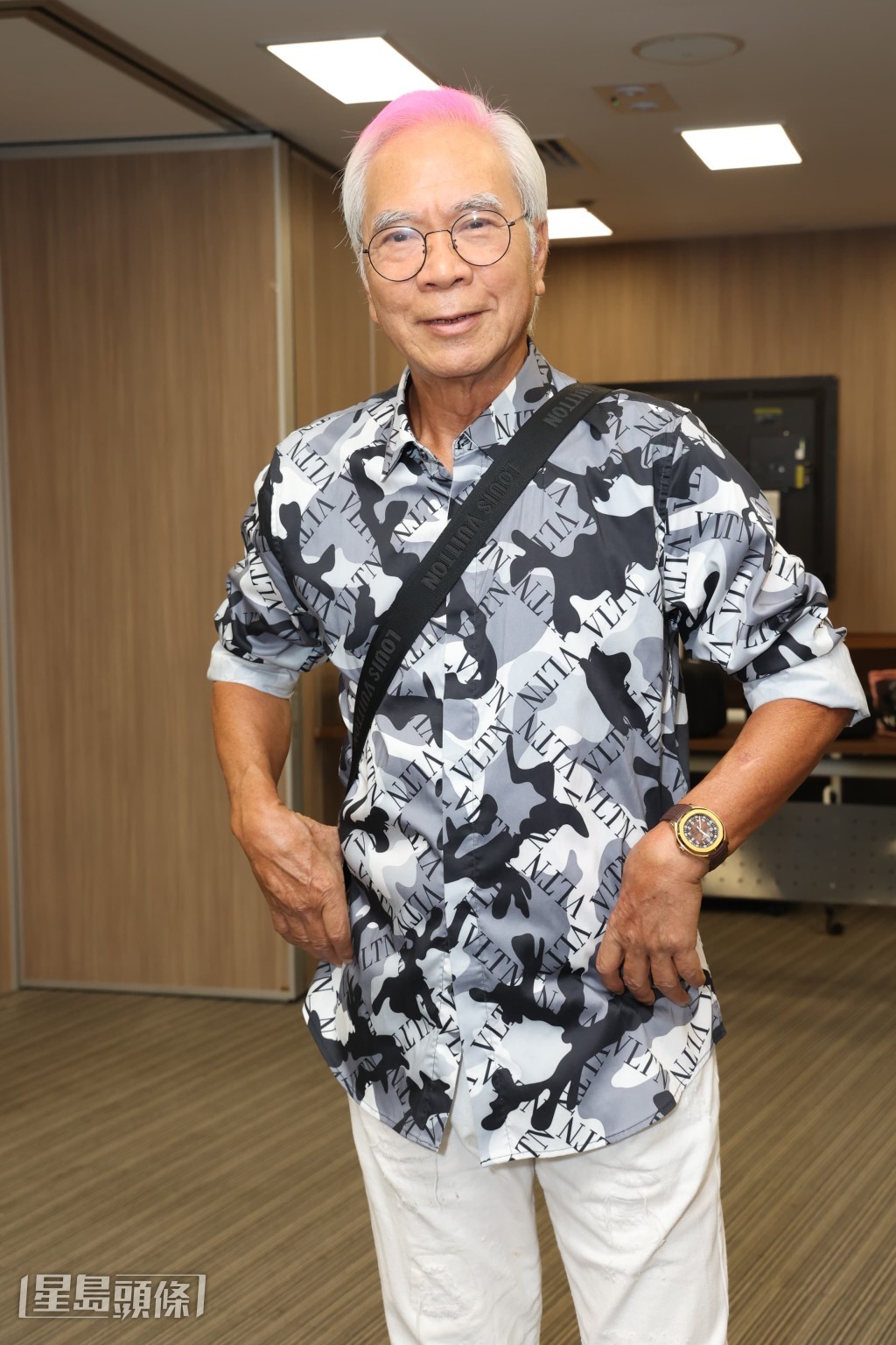 他指每月可探望对方两次。 他指每月可探望对方两次。
