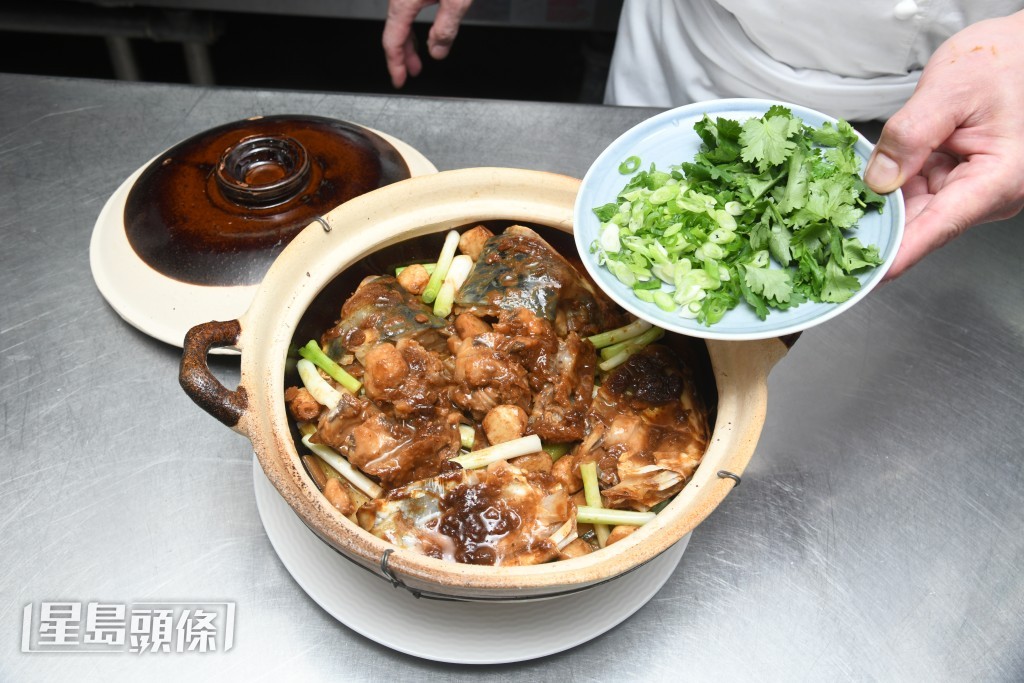 陳師傅示範陳村風味生啫魚嘴煲食譜，教調惹味生啫醬。