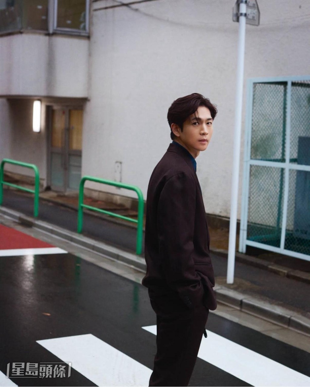 松下洸平先以歌手出道,之後轉型做演員。 松下洸平先以歌手出道,之後轉型做演員。