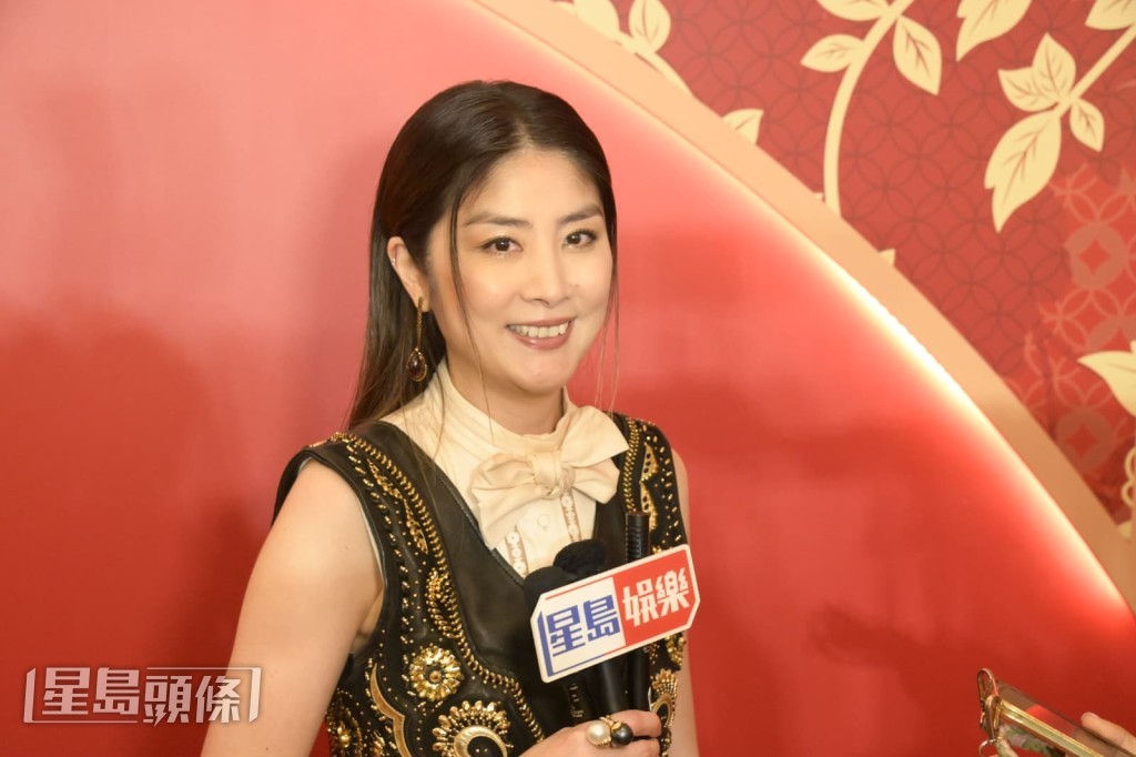 問到可覺JACE有她的影子,她自嘲「Old Seafood」,對方勁好多。 問到可覺JACE有她的影子,她自嘲「Old Seafood」,對方勁好多。