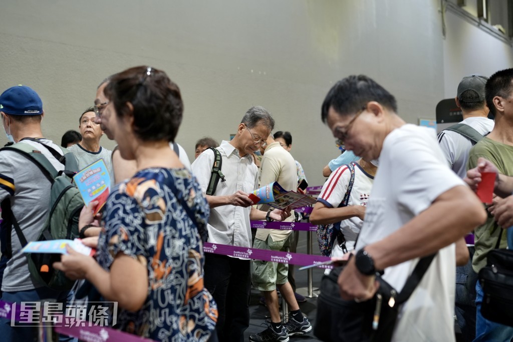 巿民排队进场。刘骏轩摄 巿民排队进场。刘骏轩摄