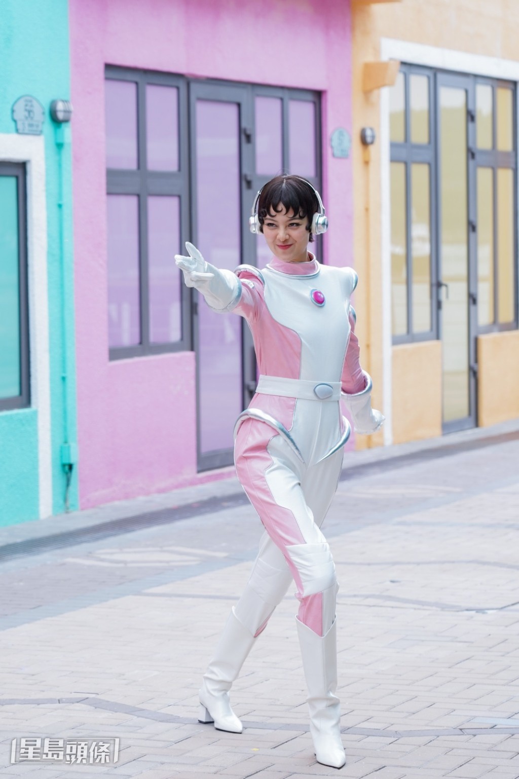 繼《Red Flag》、《白牆》和《綠熒》後,新歌《粉月》MV昨晚上架。 繼《Red Flag》、《白牆》和《綠熒》後,新歌《粉月》MV昨晚上架。