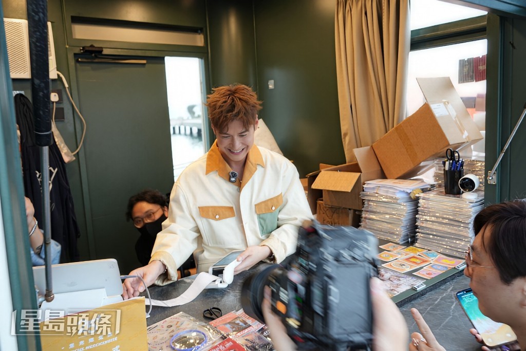 陳家樂說要腦筋急轉彎睇吓可以點樣sell多啲產品出去。仲有收錢，佢又唔係好識用部機，整整吓成部機反起咗。」