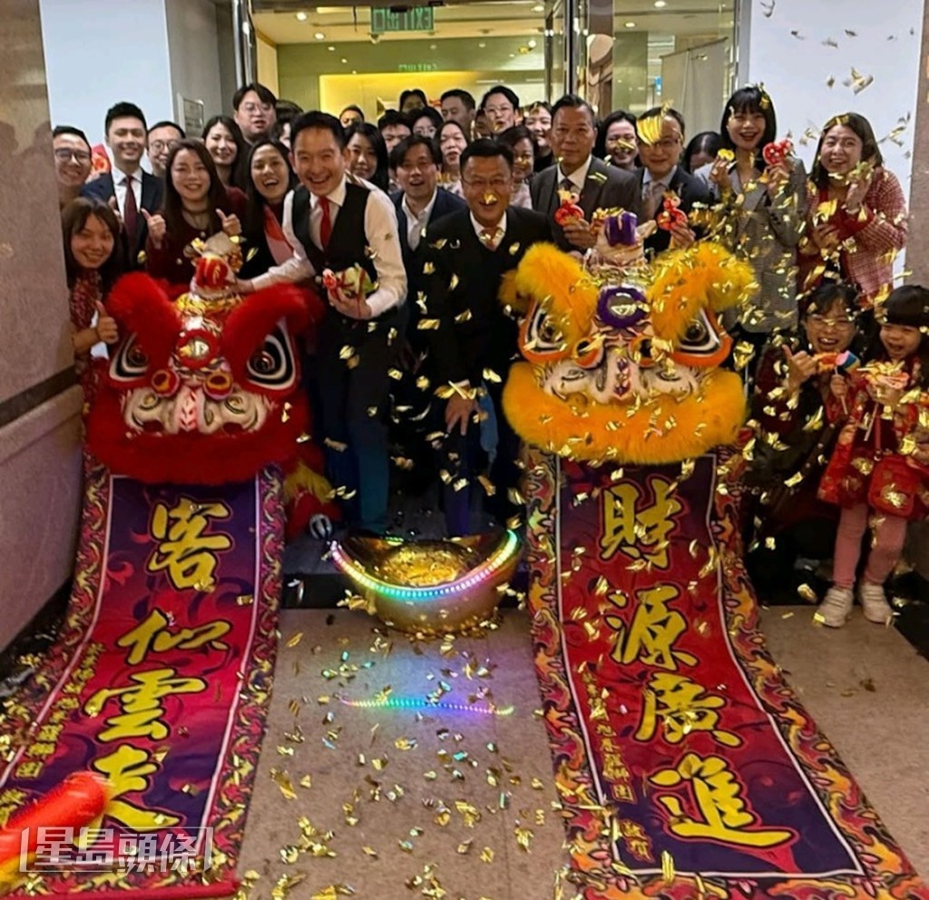 擔任保險公司高層的他下屬人數有幾百，他表示希望今年可超過1000人。