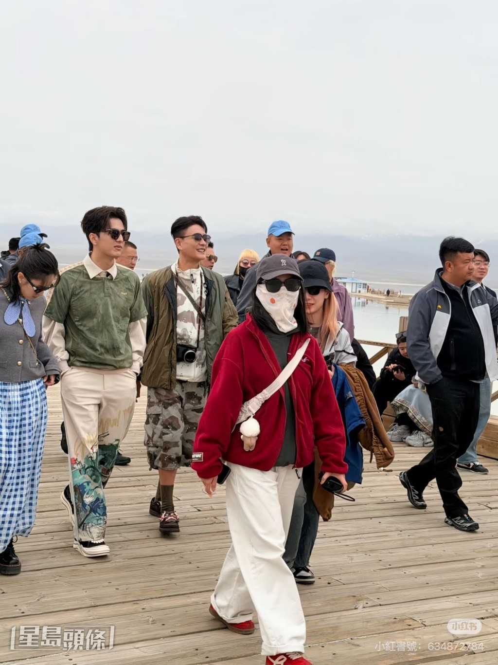 網民在茶卡鹽湖發現兩人。