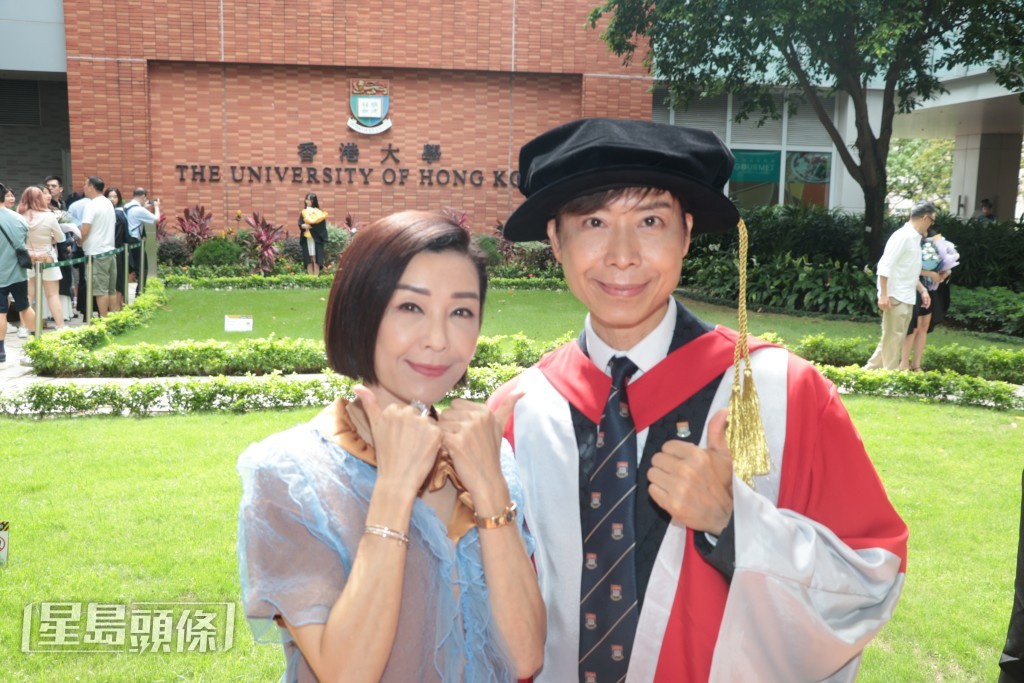 畢業典禮完結後，伍姑娘與哥哥伍經衡等人一同到百周年校園影相。