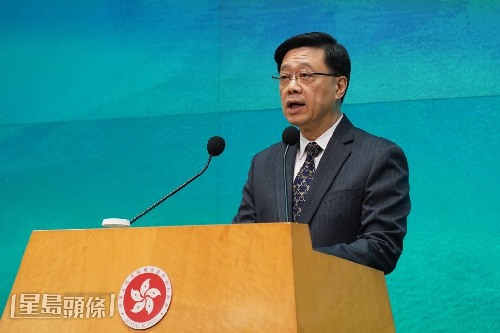 特首李家超上午表示兩個口岸將於農曆年假期間延長運作時間。葉偉豪攝 特首李家超上午表示兩個口岸將於農曆年假期間延長運作時間。葉偉豪攝