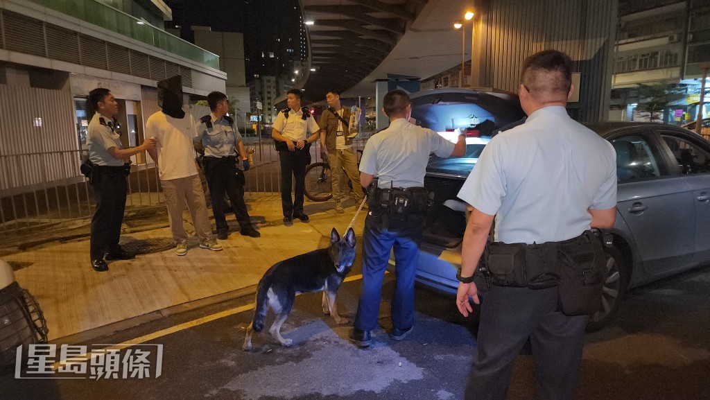緝毒犬到場協助搜索。