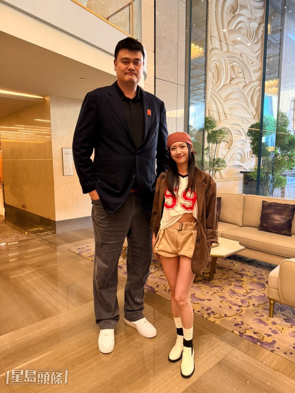 蔡思貝成功與中國籃球傳奇人物姚明「打卡」。 蔡思貝成功與中國籃球傳奇人物姚明「打卡」。