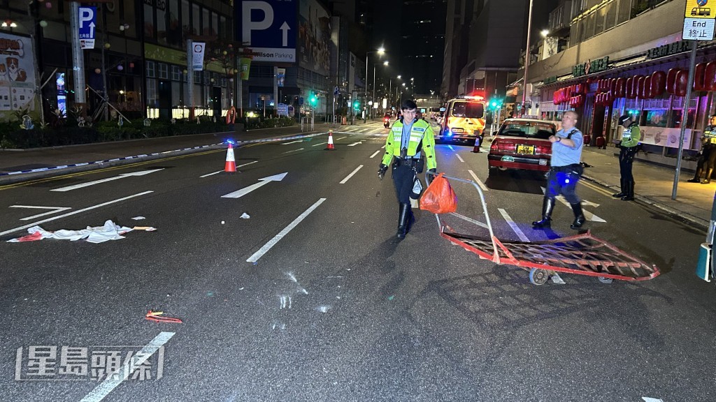 老婦的手推車被撞至變型。蔡楚輝攝 老婦的手推車被撞至變型。蔡楚輝攝