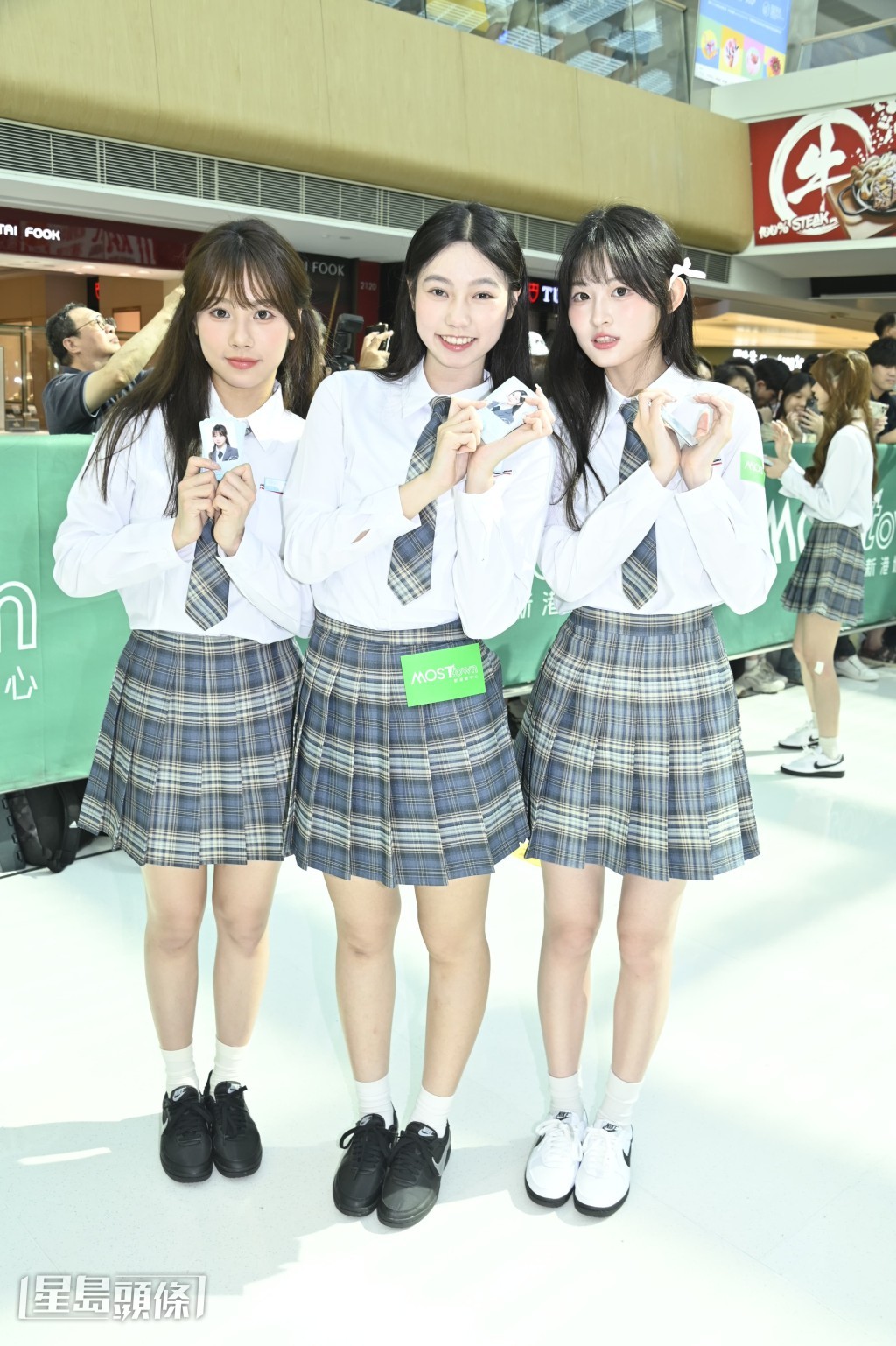 除了表演兩首歌,又向粉絲派閃咭。 除了表演兩首歌,又向粉絲派閃咭。