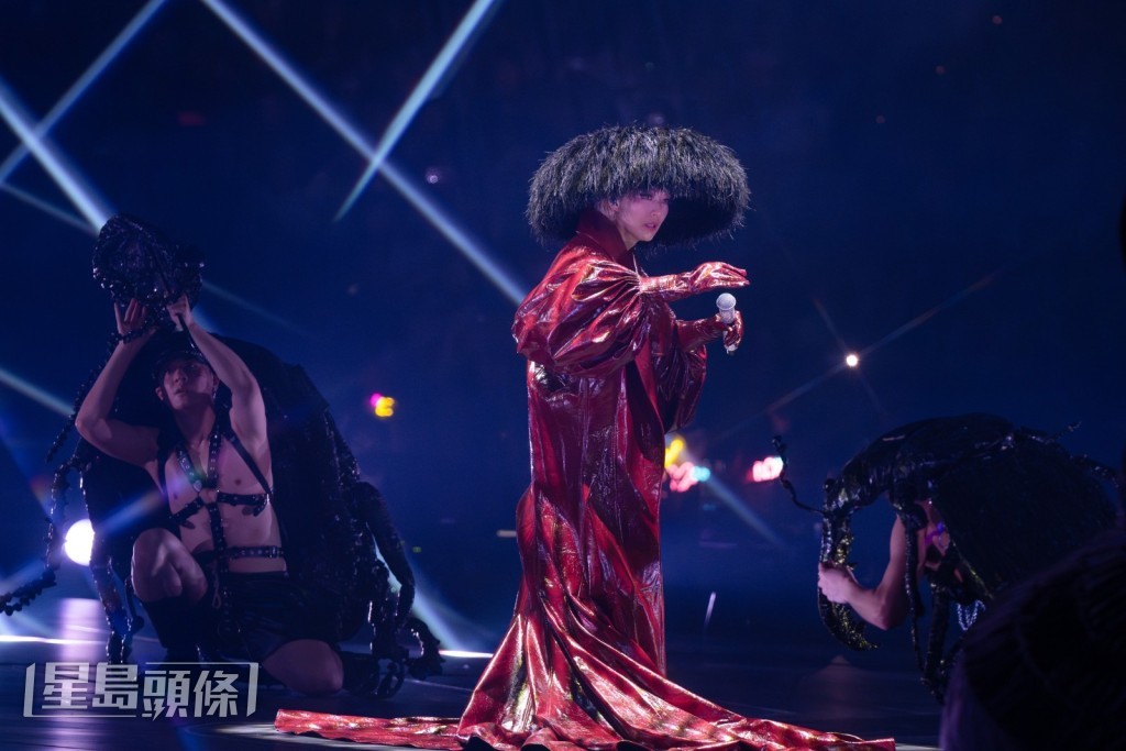 演唱會的第二場,Sammi特意加唱經典國語歌《出界》。 演唱會的第二場,Sammi特意加唱經典國語歌《出界》。