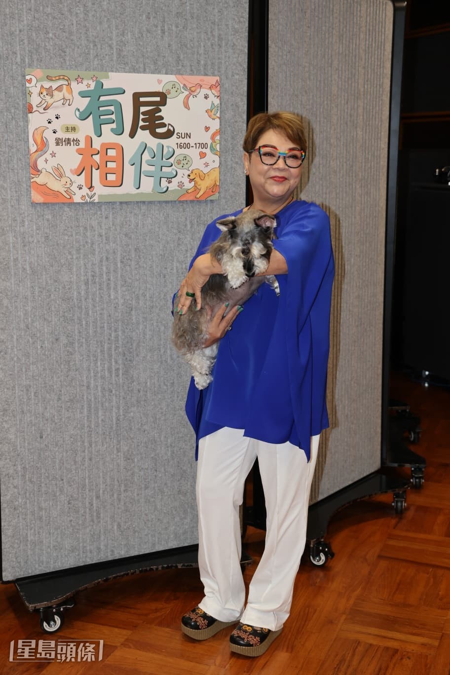 肥媽帶同愛犬Ella到港台受訪。 肥媽帶同愛犬Ella到港台受訪。