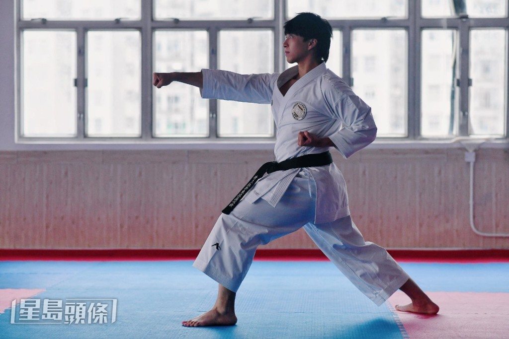 今次他挑戰以搖滾的旋律註釋運動員由練習到上場時的心境及過程。 今次他挑戰以搖滾的旋律註釋運動員由練習到上場時的心境及過程。