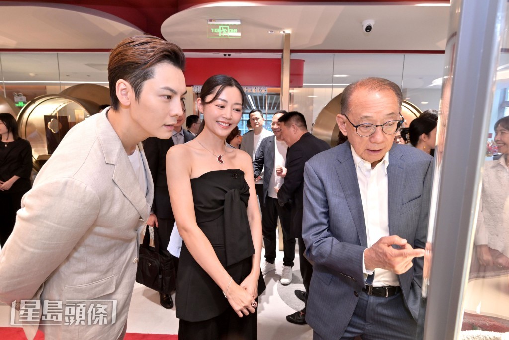 :英皇集團主席楊受成博士向 William 及 M ichelle 親自講解珠寶設計的心思,二人都聚 著會神,份外留心。 :英皇集團主席楊受成博士向 William 及 M ichelle 親自講解珠寶設計的心思,二人都聚 著會神,份外留心。
