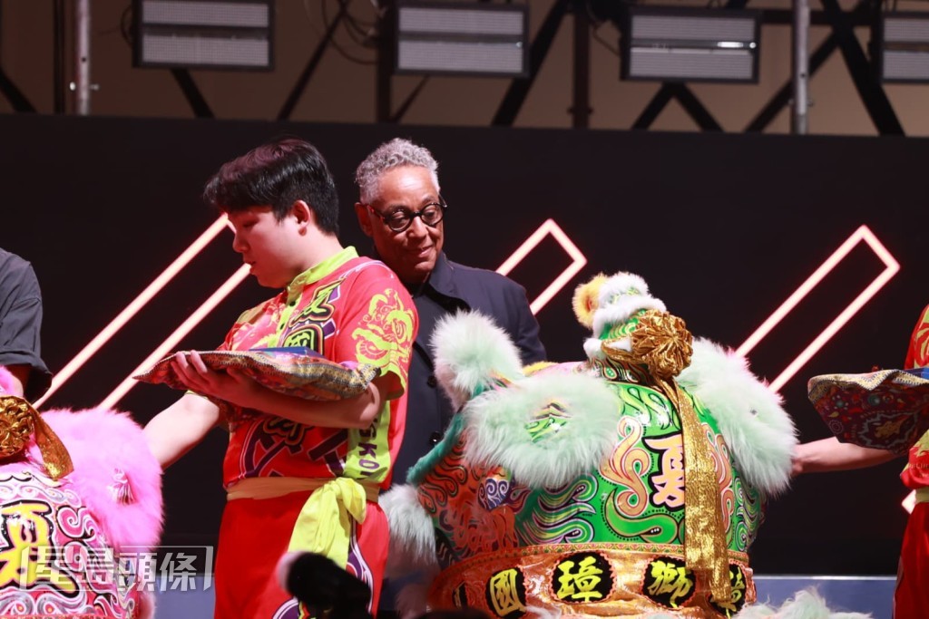 「炸雞佬」Giancarlo Esposito對舞獅十分好奇。