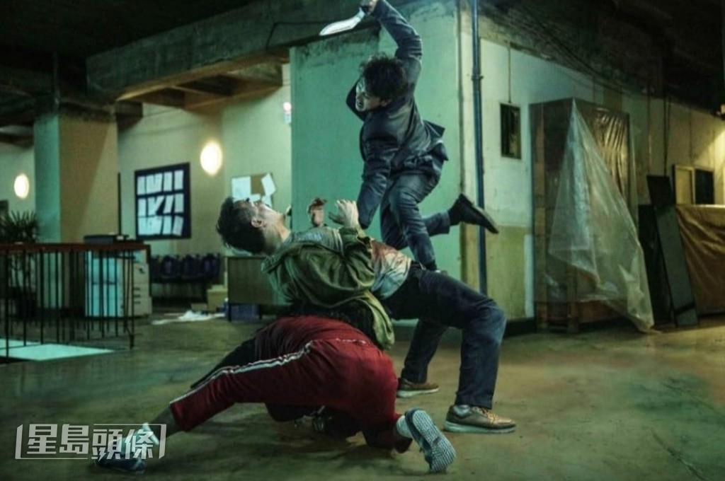 上映中的動作片《火遮眼》,許學文是主要編劇,麥天樞為副手,首創5人死鬥戲碼。 上映中的動作片《火遮眼》,許學文是主要編劇,麥天樞為副手,首創5人死鬥戲碼。