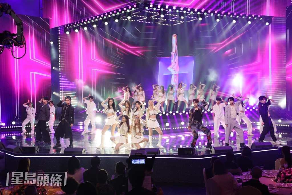 新男團SURFIVE又在MYNT與魔音女團參加者演出《Lucky Star》時為她們伴舞。 新男團SURFIVE又在MYNT與魔音女團參加者演出《Lucky Star》時為她們伴舞。