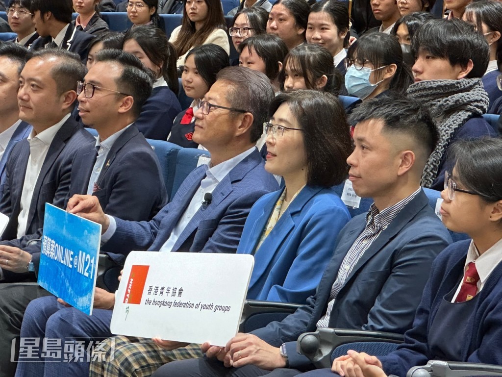 財政司司長陳茂波（右四）出席青年論壇活動，與中學生對談有關預算案政策。曾卓琳攝