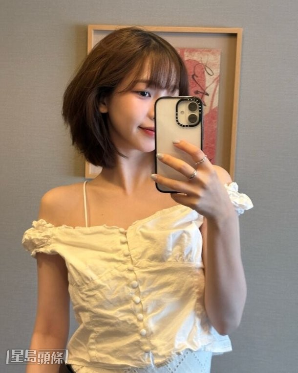 有網民持平指Karina的圖輯中亦有穿着其他款式衣服,相信她並非想借照片暗示政治取向。 有網民持平指Karina的圖輯中亦有穿着其他款式衣服,相信她並非想借照片暗示政治取向。