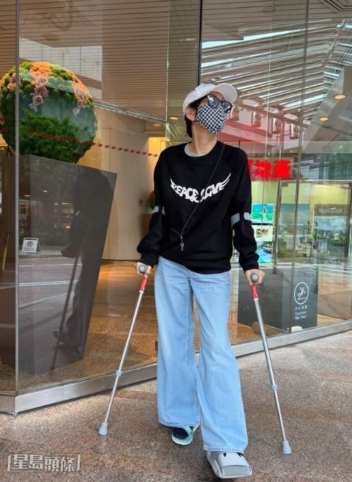 余安安日前晒出雙手撐住枴杖的照片,透露自己左腳骨裂。 余安安日前晒出雙手撐住枴杖的照片,透露自己左腳骨裂。