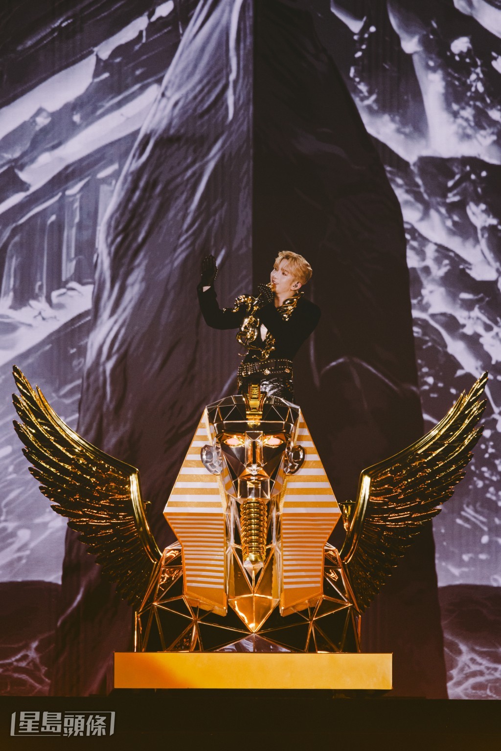  為完美契合「埃及」主題，Anson Lo 以多套金光閃耀的華服亮相。