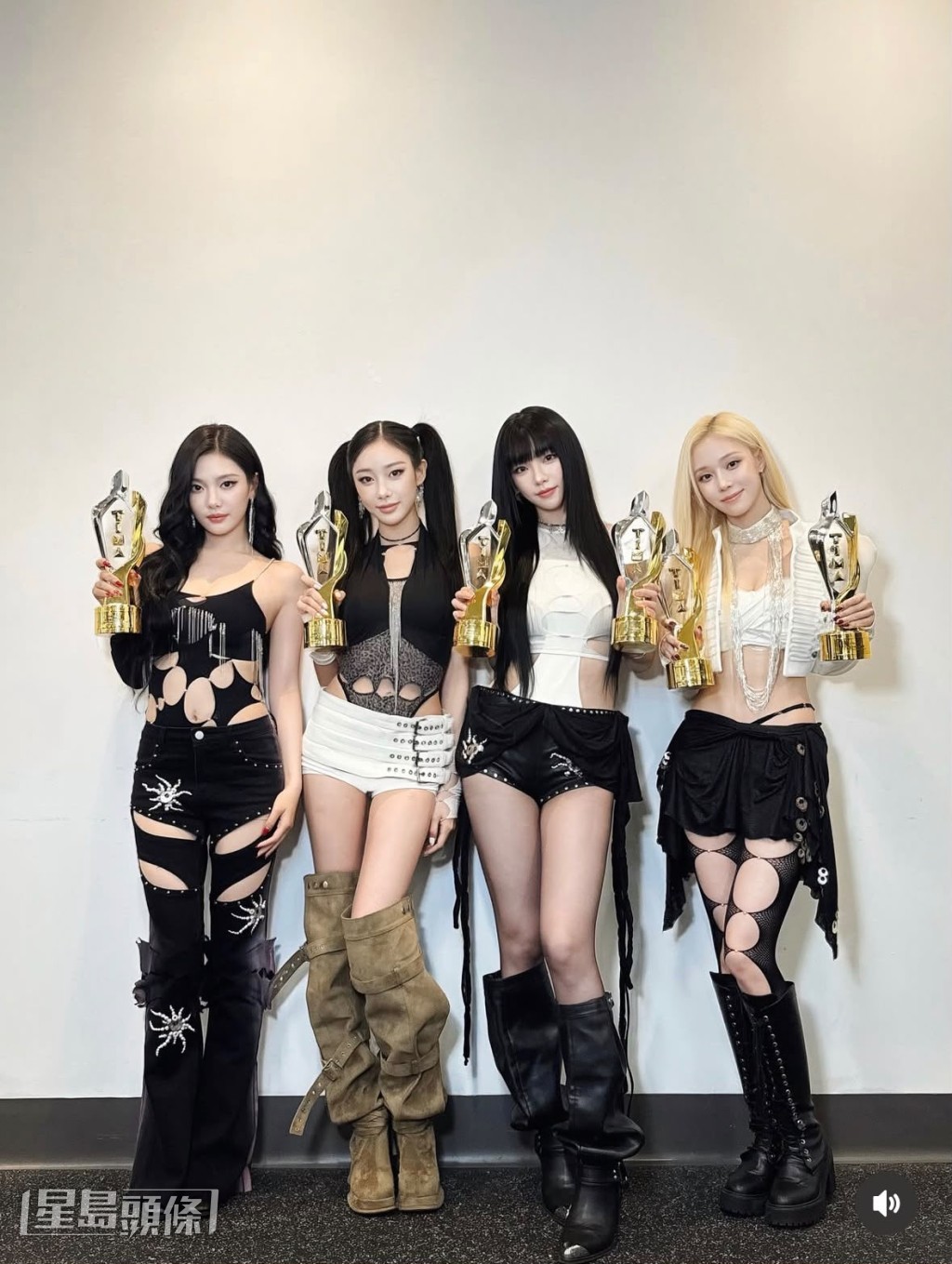 aespa 金曲時冇出嚟領獎,但之後我見官網有佢哋攞住六個獎嘅 aespa 金曲時冇出嚟領獎,但之後我見官網有佢哋攞住六個獎嘅