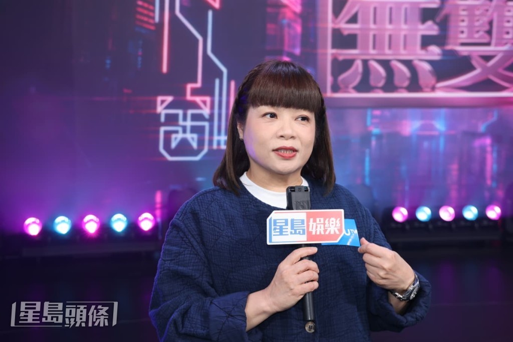 她又指出街我們也習慣不拖手。 她又指出街我們也習慣不拖手。