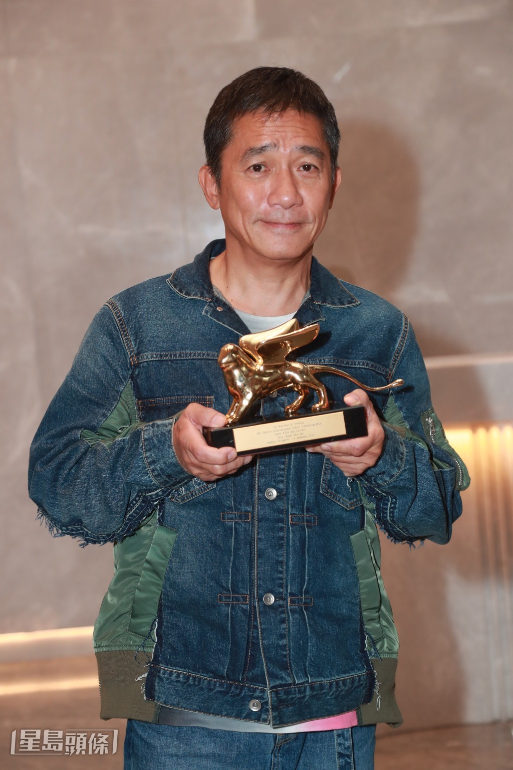 梁朝偉稱：「最感動係上到台啲人企晒起身鼓掌，嗰刻覺得呢41年總算係對自己有交代。」  ​