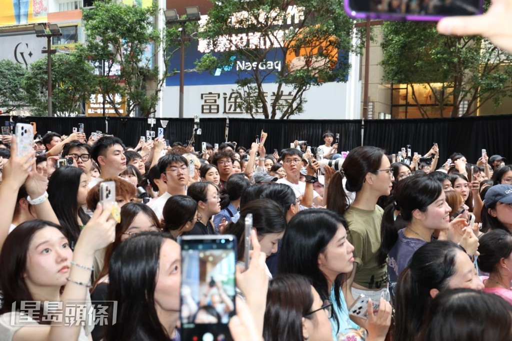 現場迫爆粉絲到場支持