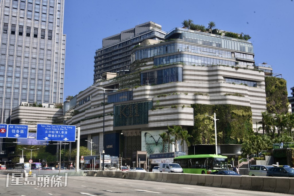 新世界發展換債方案近日成為市焦點，圖為旗下Victoria Dockside。