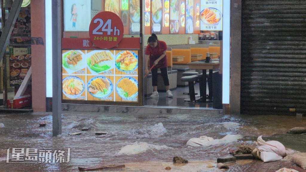  Edit media 灣仔道與天樂里交界一條直徑10吋食水管突然爆裂,大量食水夾雜泥沙湧出路面,導致該帶出現積水及淤泥。黎志偉 Edit media 灣仔道與天樂里交界一條直徑10吋食水管突然爆裂,大量食水夾雜泥沙湧出路面,導致該帶出現積水及淤泥。黎志偉 