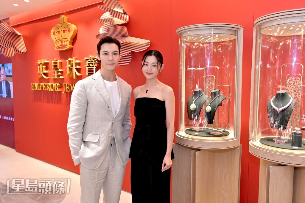 William及 Michelle首次同框支持公司,兩人皆期望很快再有機會一起拍攝電影。 William及 Michelle首次同框支持公司,兩人皆期望很快再有機會一起拍攝電影。