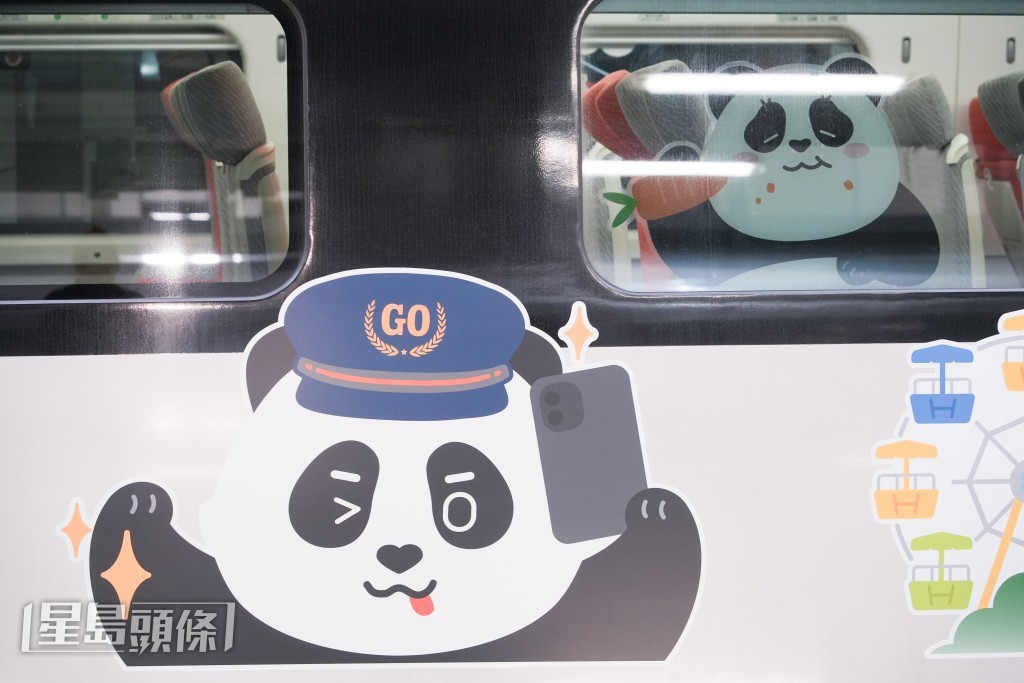 列車車身貼上不同的大熊貓圖案。