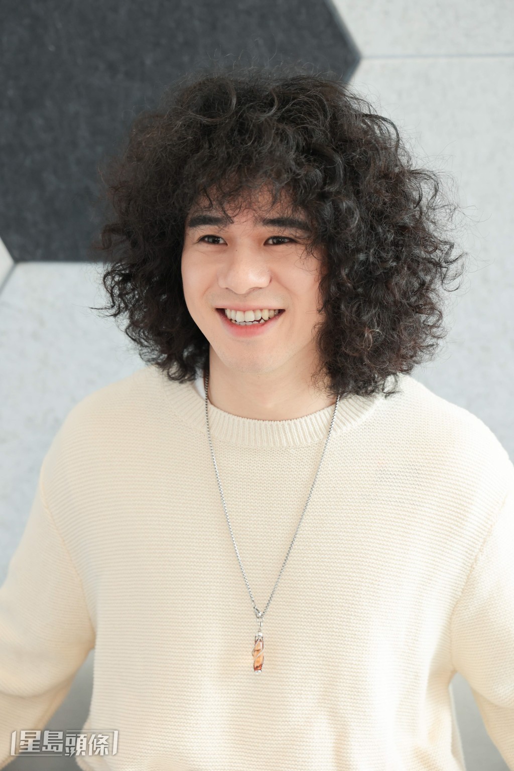 曾比特搵愛犬做「樹窿」 盼新曲為歌迷帶療癒感預告會打造國語專輯丨獨家