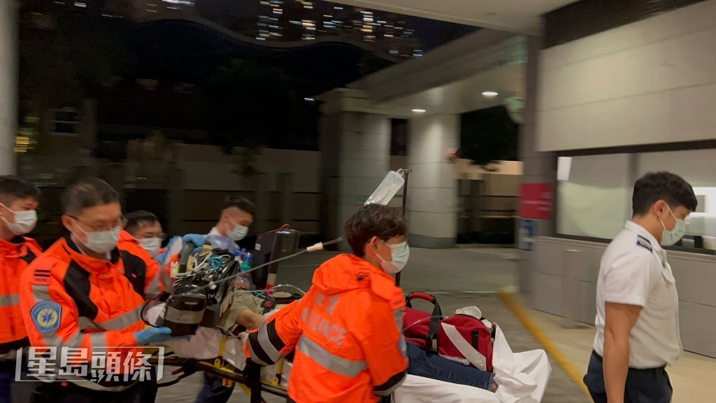 七旬男司機送往天水圍醫院搶救,惟最終不治。黎志偉攝 七旬男司機送往天水圍醫院搶救,惟最終不治。黎志偉攝