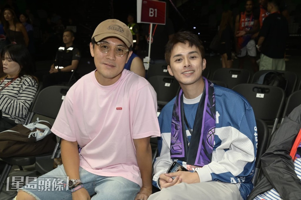 何廣沛及譚俊彥更特意帶同應援物捧維記隊。 何廣沛及譚俊彥更特意帶同應援物捧維記隊。