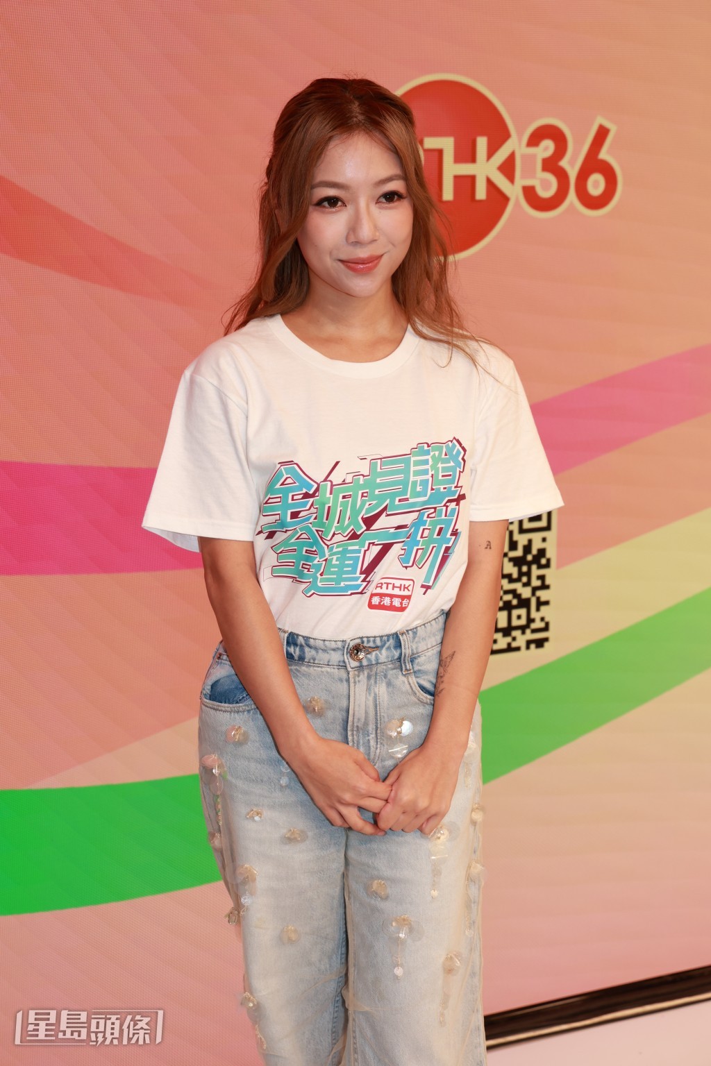 早前何雁詩教兒子學游泳，網民卻於錯重點，只留意她的泳衣照很性感。