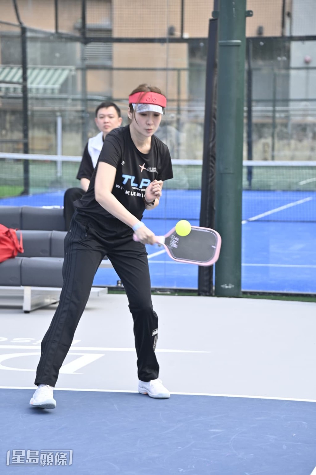 至於跟TVB的關係,她指是「6騷約」(一年6個騷),認為現在合作比較自由。 至於跟TVB的關係,她指是「6騷約」(一年6個騷),認為現在合作比較自由。